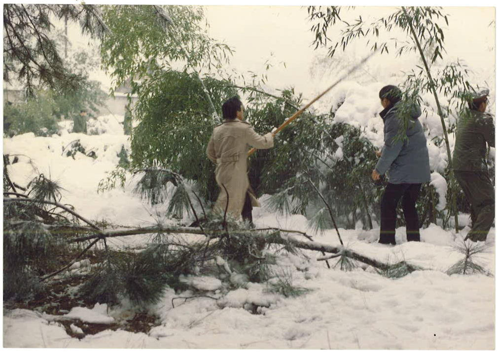 11、我院职工与驻地官兵共同扫雪抗雪（1990）.jpg